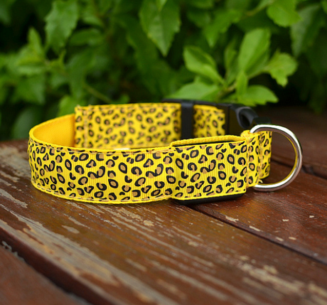 Collar de perro LED Collar de mascota de leopardo de nailon ajustable de seguridad