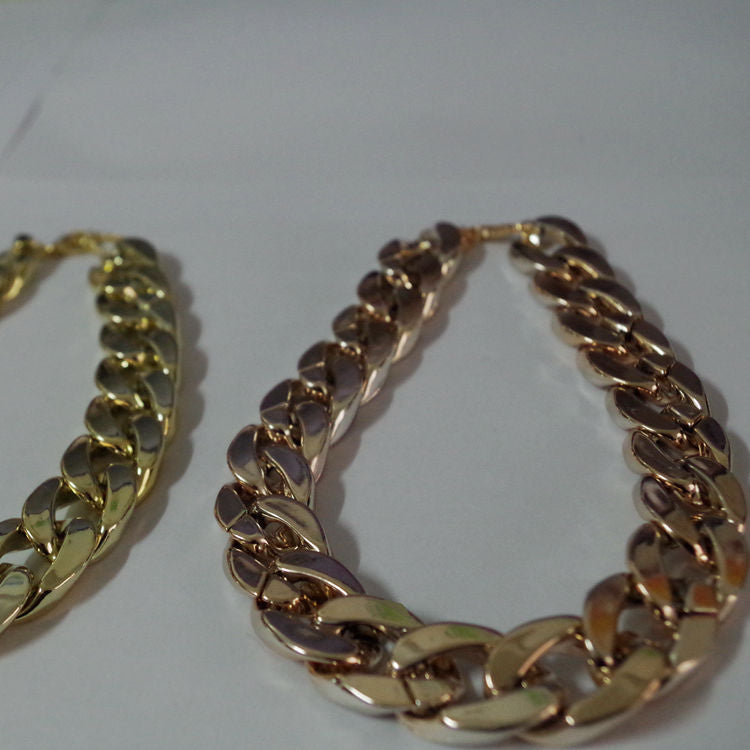 Collar chapado en oro con joyas para perros