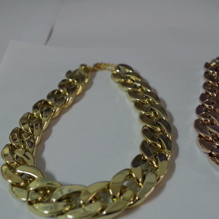 Collar chapado en oro con joyas para perros