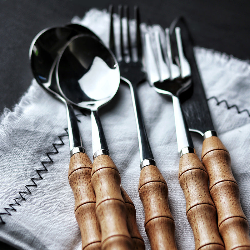 Filete occidental, cuchillo, tenedor y cuchara.