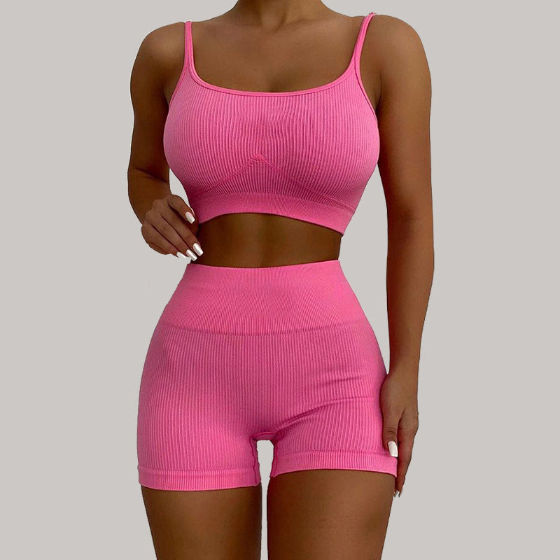 Traje deportivo de color liso con pantalones cortos y chaleco de yoga