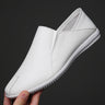 Zapatos de cuero para hombre con estilo de pie en blanco