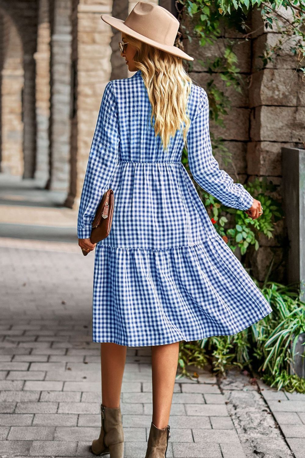 Vestido midi de manga larga con cuello y cuello