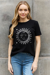 Camiseta de algodón con estampado de estrellas y sol de Simply Love