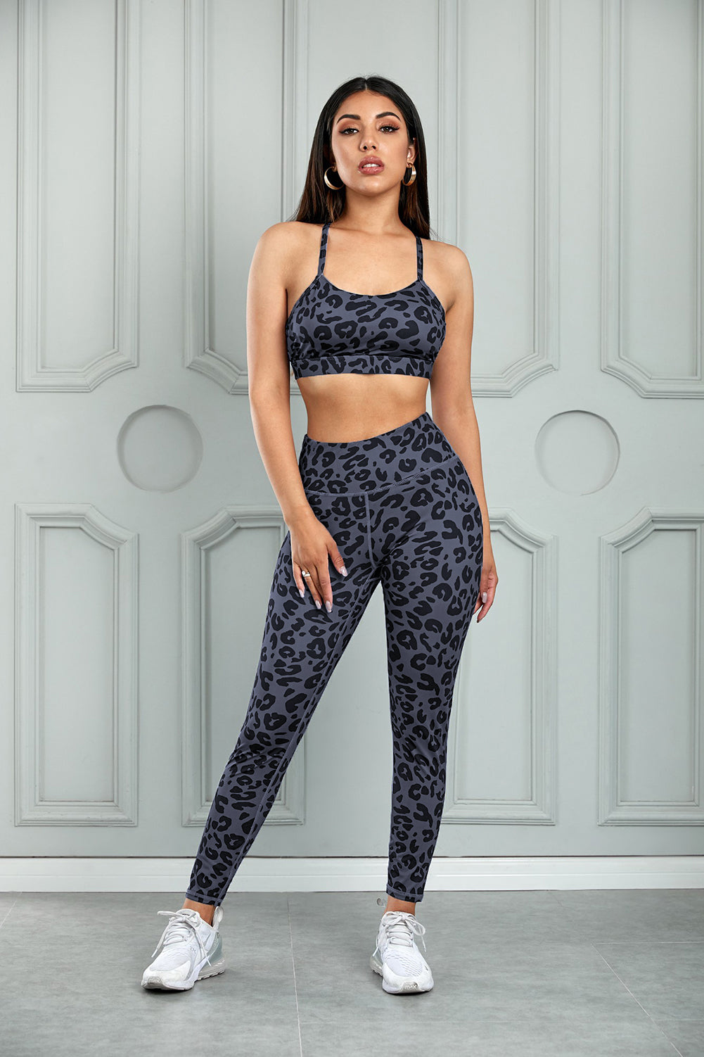 Conjunto de leggings y sujetador deportivo con abertura de leopardo