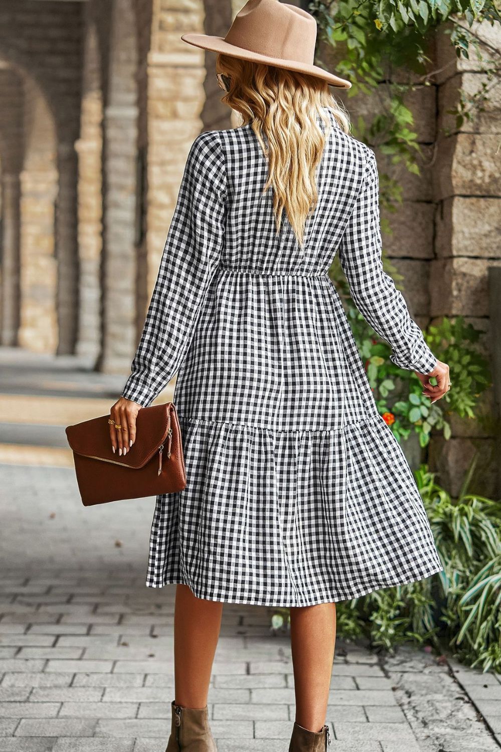 Vestido midi de manga larga con cuello y cuello