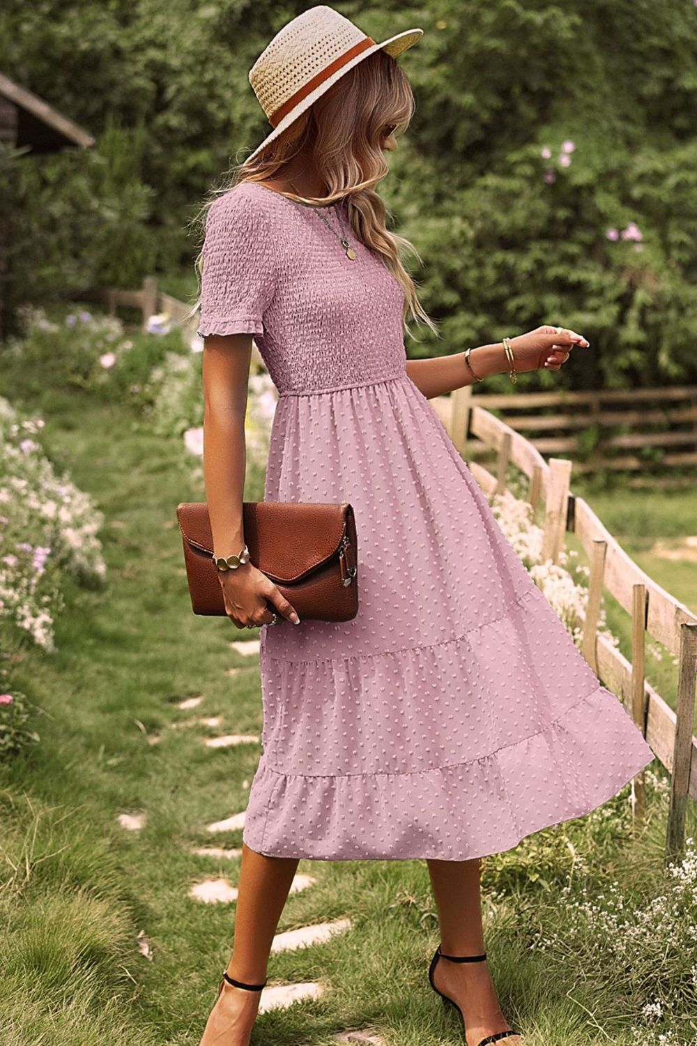 Vestido midi de manga corta con cuello redondo y fruncido de lunares suizos