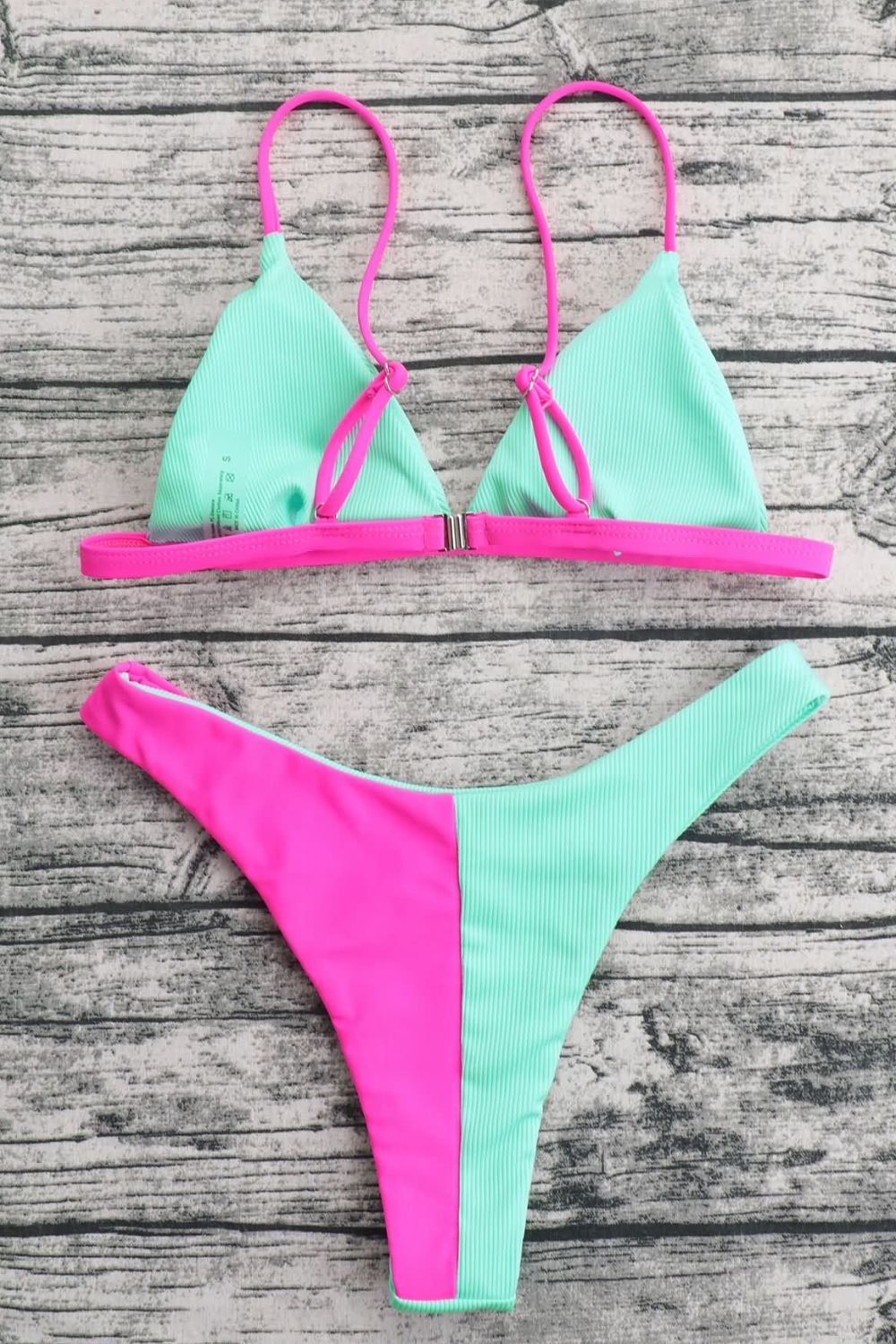 Conjunto de bikini acanalado en contraste