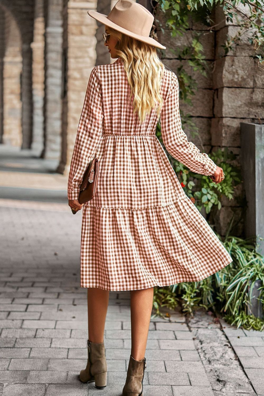 Vestido midi de manga larga con cuello y cuello