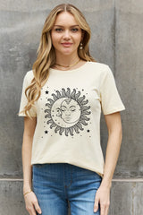 Camiseta de algodón con estampado de estrellas y sol de Simply Love