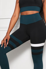 Conjunto de sujetador deportivo a rayas y leggings de yoga de cintura alta