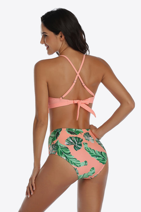 Traje de baño de dos piezas con volantes y estampado tropical