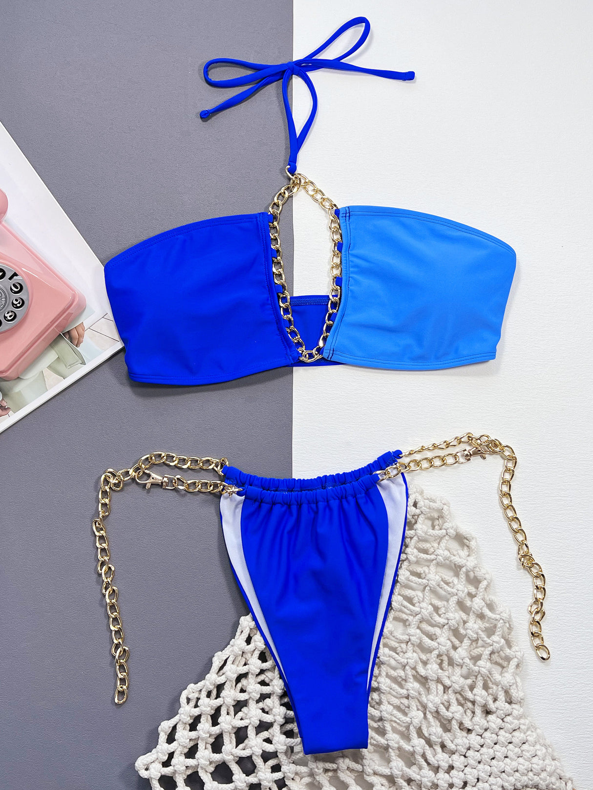 Conjunto de bikini con cuello halter y detalle de cadena