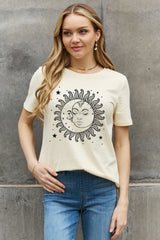 Camiseta de algodón con estampado de estrellas y sol de Simply Love