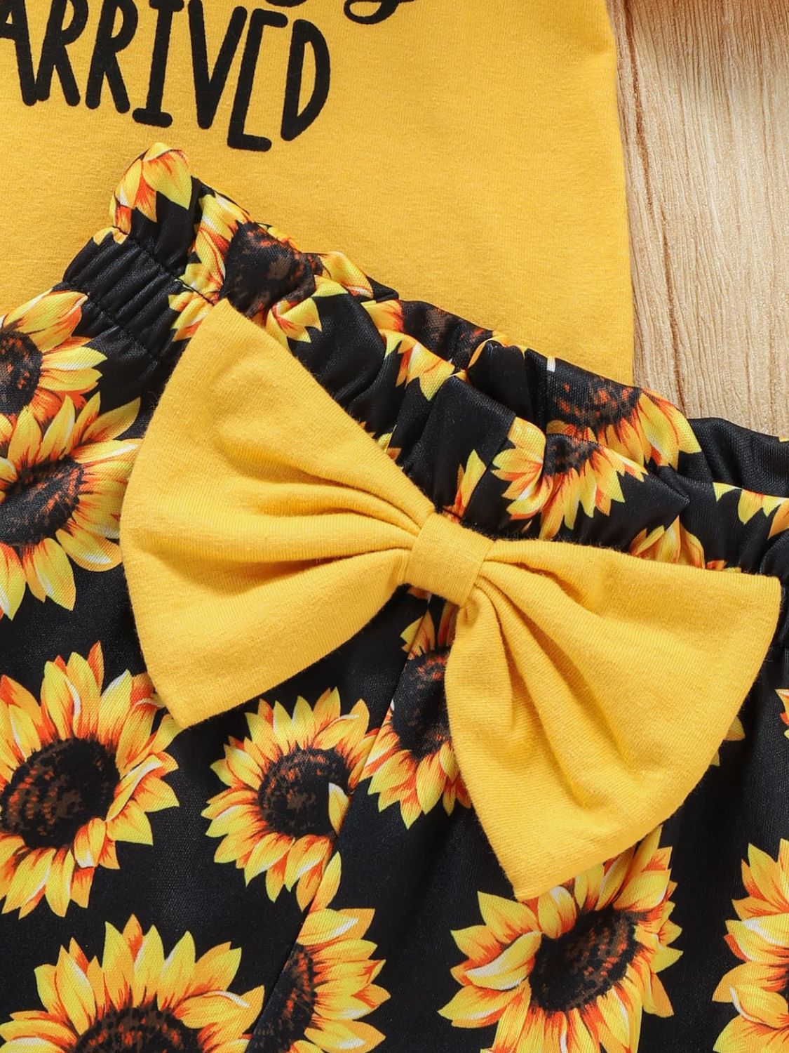 Conjunto de niñas top con gráfico de slogan y shorts con estampado de girasoles