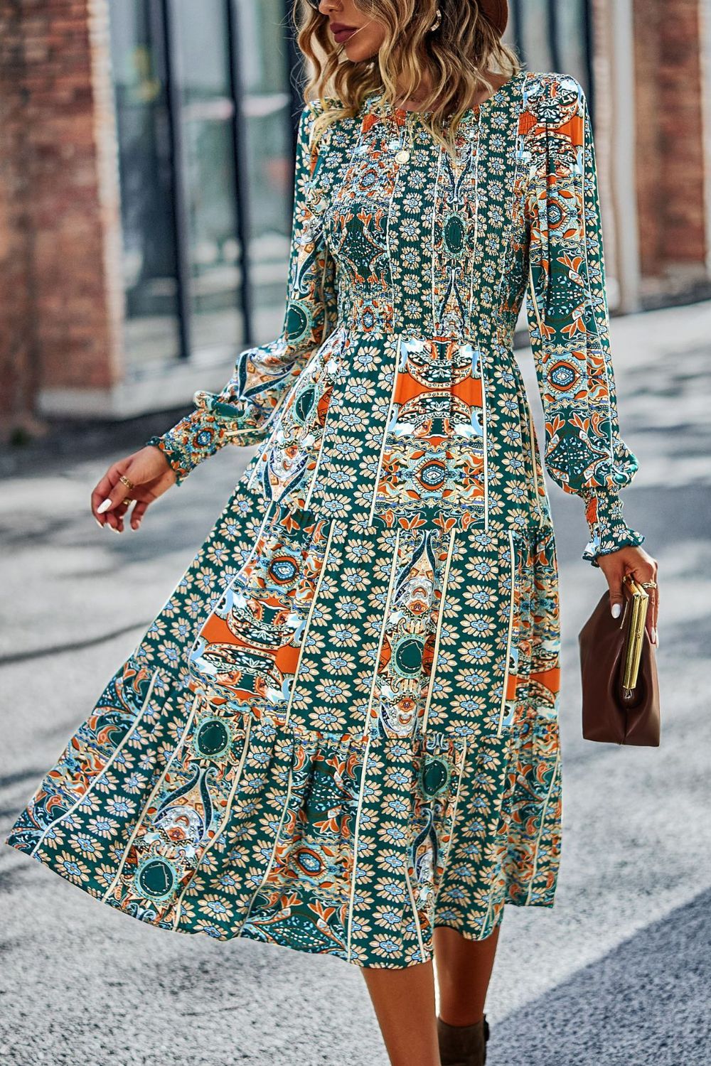 Vestido midi fruncido con cuello redondo y manga farol